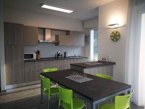Fridge, microwave, dishwasher, cookware/dishes/utensils - Freistehendes Einzelhaus by Interhome (Malcesine)