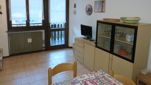 Interior - Wohnung mit Balkon mit Seeblick by Interhome (Bezzecca)