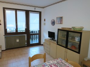 Interior - Wohnung mit Balkon mit Seeblick by Interhome (Bezzecca)