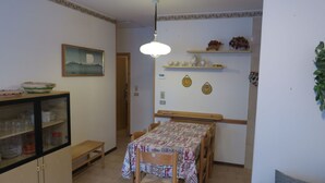 Dining - Wohnung mit Balkon mit Seeblick by Interhome (Bezzecca)