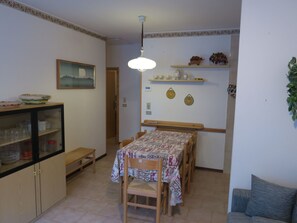 Dining - Wohnung mit Balkon mit Seeblick by Interhome (Bezzecca)