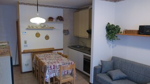 Fireplace - Wohnung mit Balkon mit Seeblick by Interhome (Bezzecca)