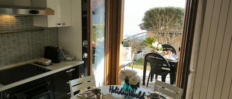 Kjøleskap, mikrobølgeovn, ovn og oppvaskmaskin