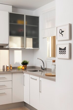 Réfrigérateur, micro-ondes, plaque de cuisson, lave-vaisselle