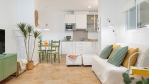 Een modern appartement met een woonkamer, eetgedeelte en keuken.