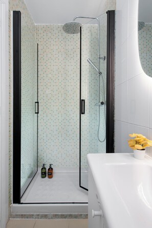 Shower, hair dryer, towels, soap - Comfort in the Old Town of Seville (2 BIKES) (Sevilla)