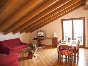 Living area - Wohnung "Spaziosa mansarda" by Interhome (Vercana)