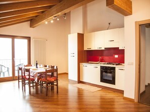 Fridge, oven, dishwasher, cookware/dishes/utensils - Wohnung "Spaziosa mansarda" by Interhome (Vercana)