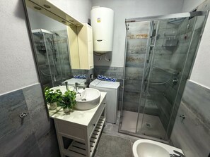 Bathroom - Neue moderne Seeüberdachung von Holiday World by Interhome (Miasino)
