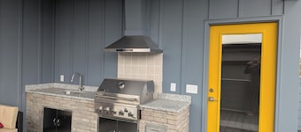 Modern Rooftop View Raleigh Downtown SFH-Yellow