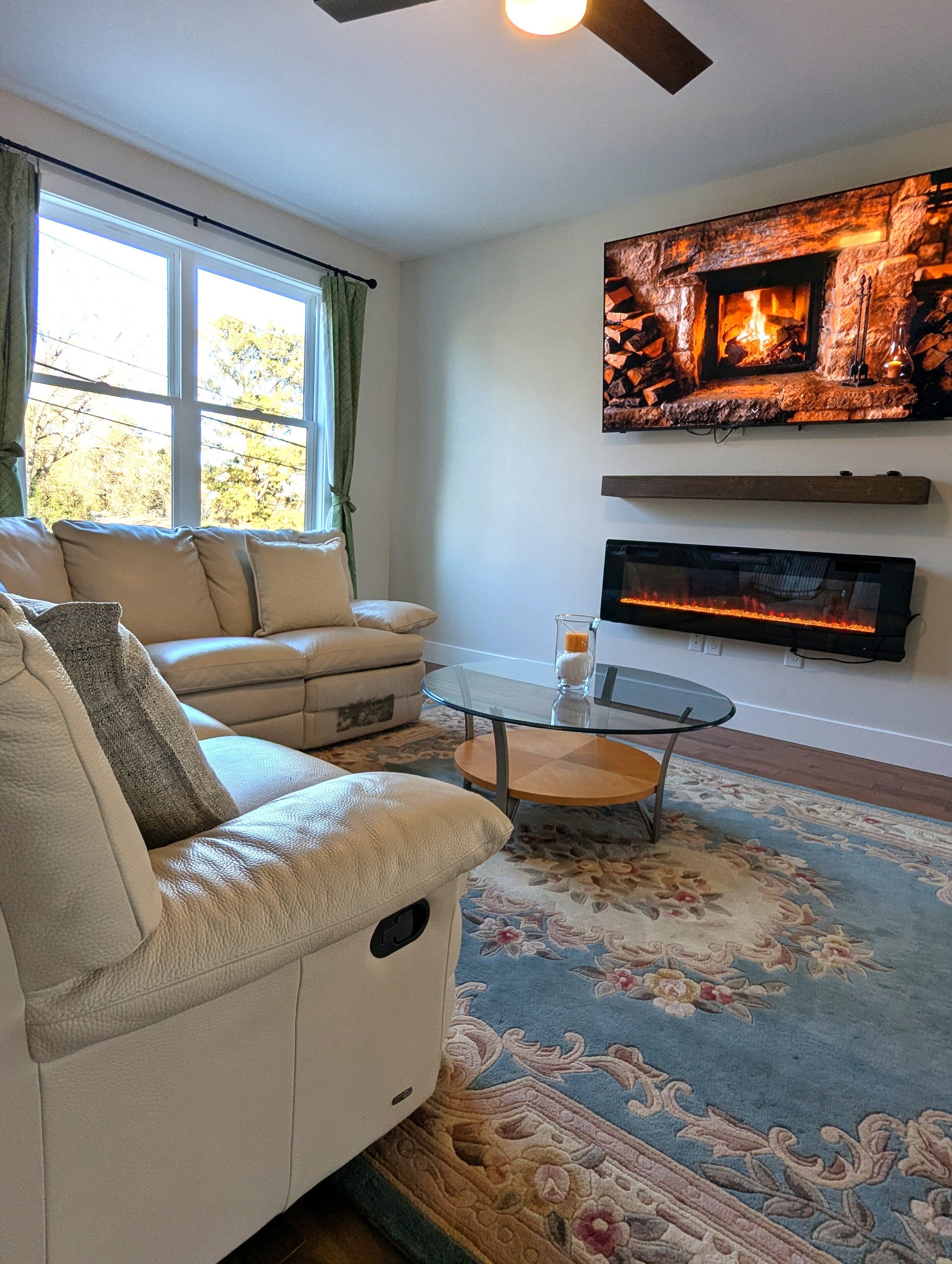 Smart TV, chimenea y libros 