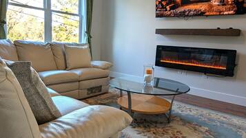 Smart TV, chimenea y libros
