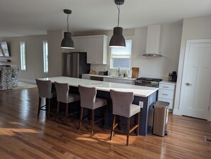 冷蔵庫、電子レンジ、オーブン、コンロ