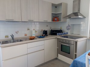 Fridge, oven, cookware/dishes/utensils - Haus Blu Cogo von Holiday World by Interhome (Cogoleto)