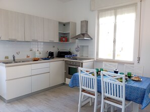 Jääkaappi, uuni, keittoastiat/astiat/ruokailuvälineet