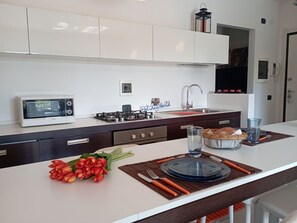 Refrigerador, horno, lavavajillas y utensilios de cocina 