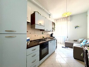 Fridge, microwave, oven, cookware/dishes/utensils - Il Rifugio del Mare bei Holiday World by Interhome (Savona)