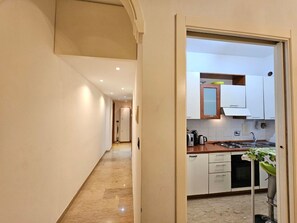 Kühlschrank, Ofen, Geschirrspüler, Kochgeschirr/Geschirr/Besteck