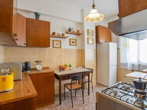 Fridge, microwave, oven, cookware/dishes/utensils - Casa Renata bei Holiday World by Interhome (Savona)