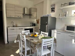 Fridge, microwave, oven, cookware/dishes/utensils - Casa Giorgia bei Holiday World by Interhome (Toirano)