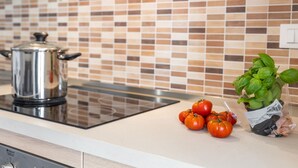 Kühlschrank, Mikrowelle, Ofen, Geschirrspüler