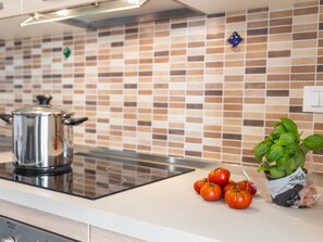 Kühlschrank, Mikrowelle, Ofen, Geschirrspüler