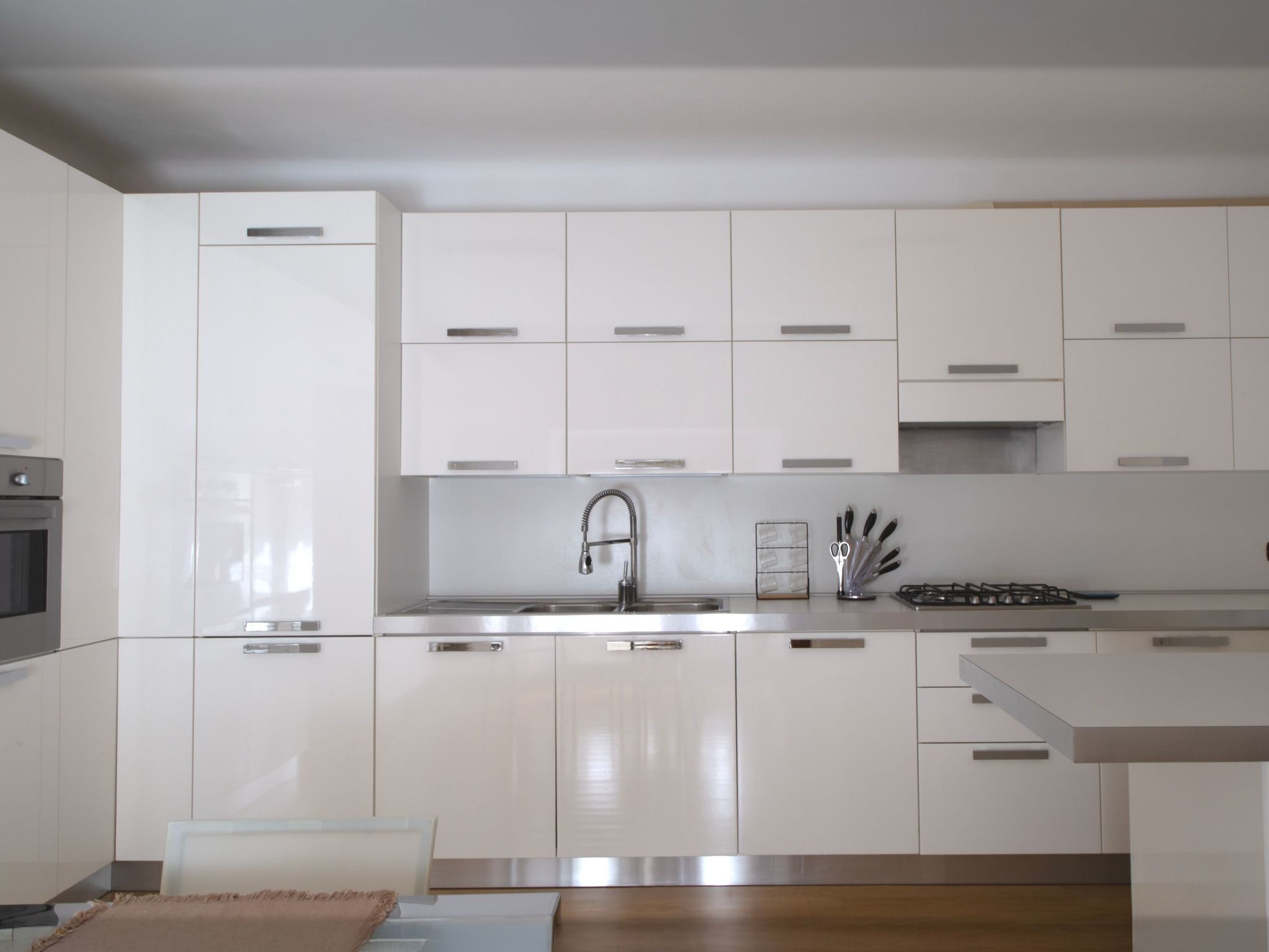 Køleskab, ovn, opvaskemaskine, køkkentøj/tallerkener/redskaber