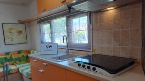 Kühlschrank, Mikrowelle, Kochgeschirr/Geschirr/Besteck