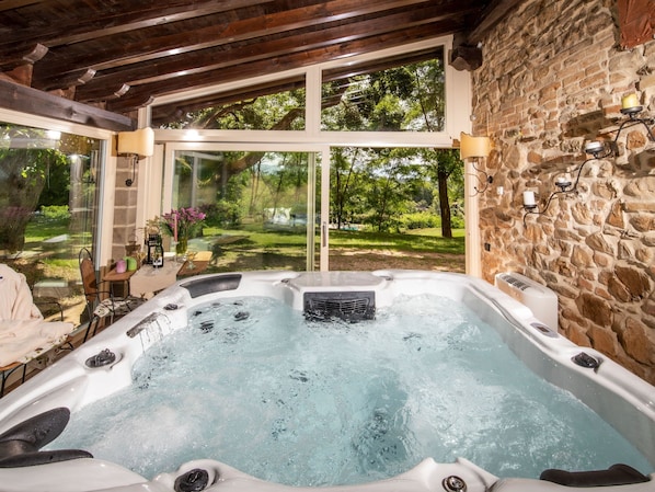 Indoor spa tub