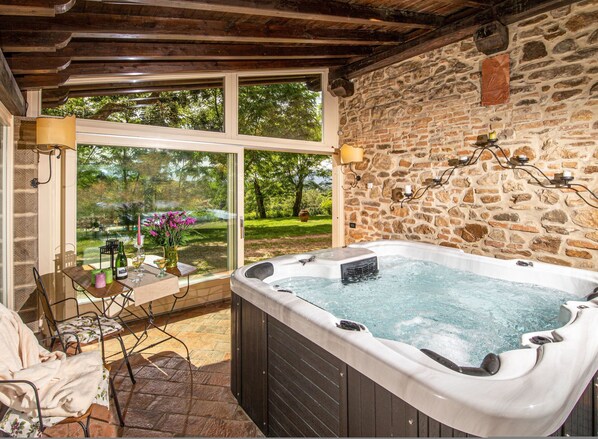 Indoor spa tub