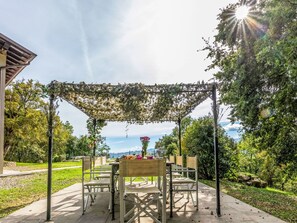 Outdoor dining - Villa Pruneto mit Pool in den Hügeln der Toskana by Interhome (Poppi)