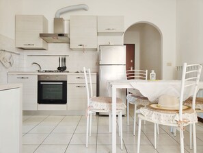 Kühlschrank, Ofen, Kochgeschirr/Geschirr/Besteck