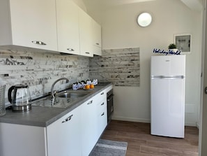 Kühlschrank, Ofen, Kochgeschirr/Geschirr/Besteck