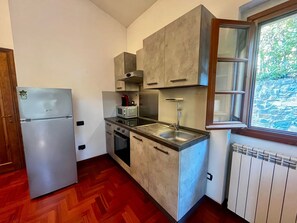 Refrigerador, microondas, horno y utensilios de cocina 