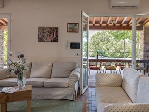 TV, fireplace - Villa Bellaria by Interhome (Lucignano)
