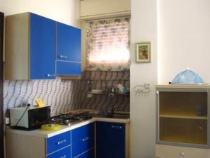 Fridge, microwave, cookware/dishes/utensils - Wohnung 'Mare Blu 3' in Strandnähe by Interhome (Fano)
