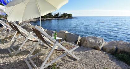 Bright apartment in Zambratija