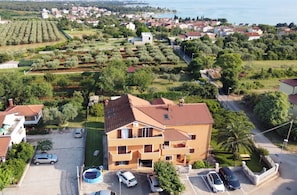 Exterior - Apartment near the beach with garden (Zambratija)
