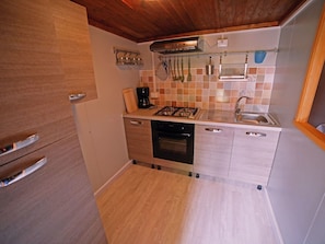 Refrigerador, horno y utensilios de cocina 