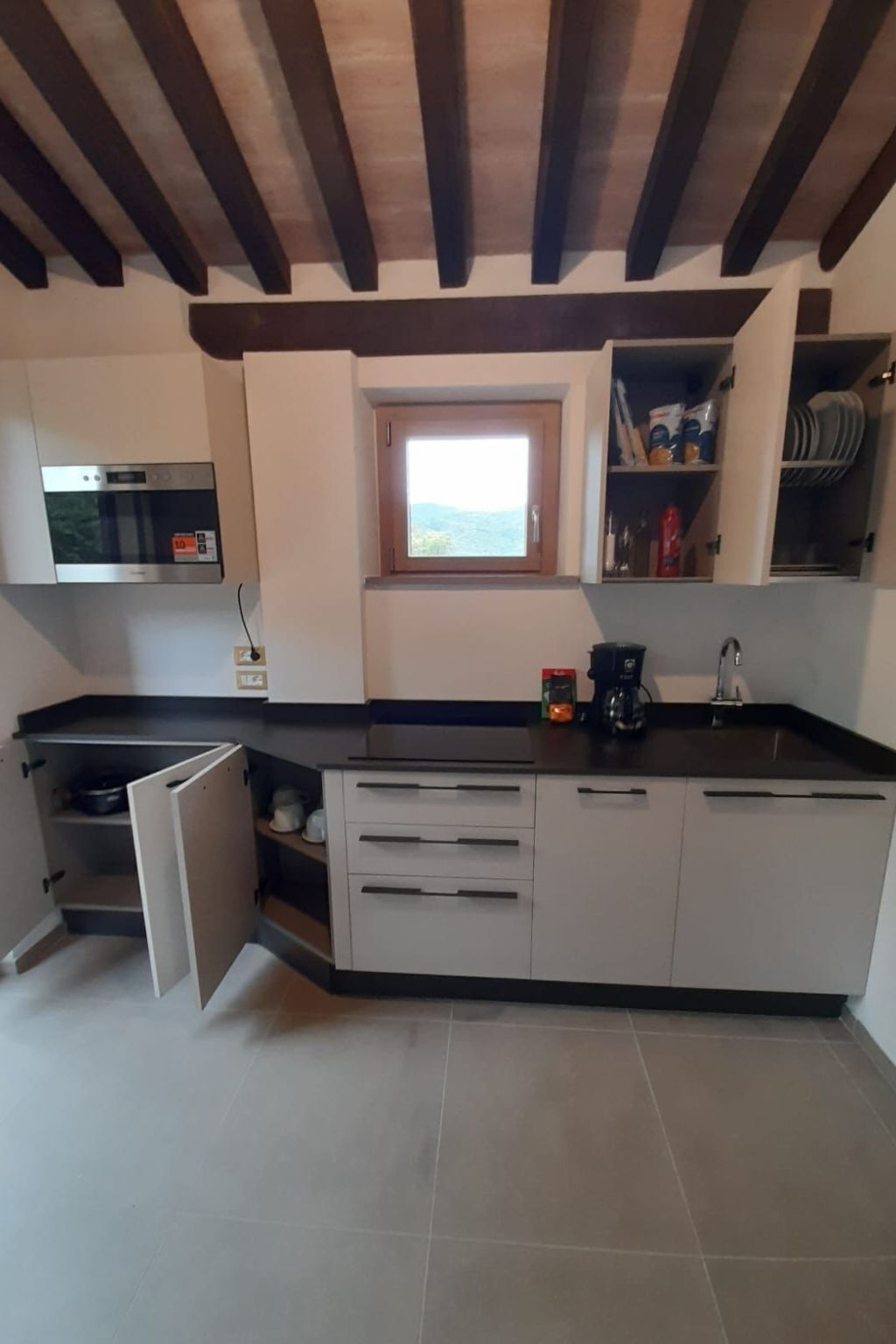 Kühlschrank, Mikrowelle, Kochgeschirr/Geschirr/Besteck