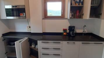 Kühlschrank, Mikrowelle, Kochgeschirr/Geschirr/Besteck