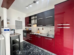 Kühlschrank, Mikrowelle, Ofen, Geschirrspüler