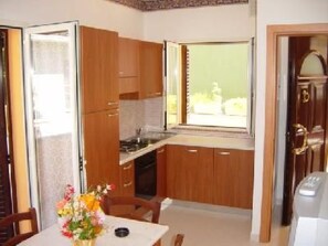Fridge, oven, dishwasher, cookware/dishes/utensils - Wohnung in Strandnähe by Interhome (Riccione)