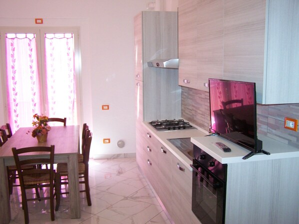 Frigorifero, forno, lavastoviglie, pentole/stoviglie/utensili