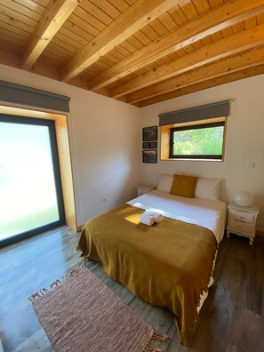 Een strijkplank/strijkijzer, reisbedje, gratis wifi, beddengoed