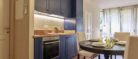 Kjøleskap, mikrobølgeovn, ovn og kokeplater