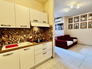 Fridge, microwave, dishwasher, cookware/dishes/utensils - Lucevan le stelle von Holiday World by Interhome (Viareggio)