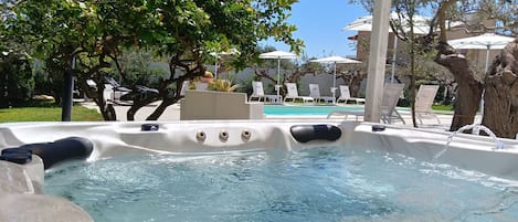 Bañera de hidromasaje al aire libre