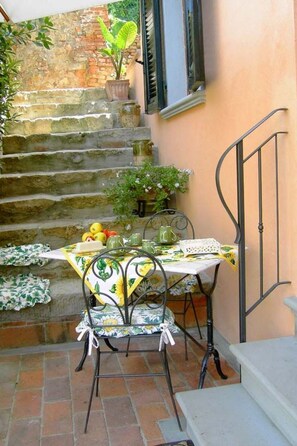Outdoor dining - für 4 Personen ca. 70 m² in Palaia, Toskana (Provinz Pisa) by Interhome (Palaia)