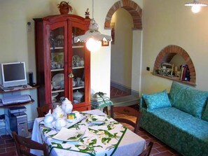 Televisión, chimenea y reproductor de DVD 